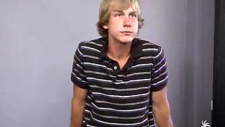 Jeune blond hétéro se fait branler