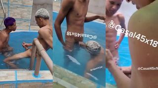 2 Garotos masturbando na piscina