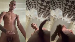 Magrinho latino pirocudo goza masturbando