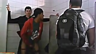 CRUISING FOLLANDO A TOPE EN LOS BAÑOS PUBLICOS - PUBLIC