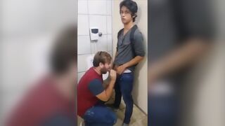 Amateurs dans les toilettes
