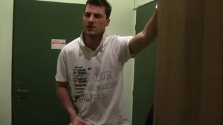 An non-professional boy from Prague jerks off and goo